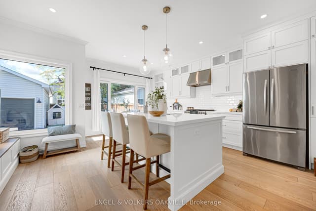 Detached at 2592 Castle Hill Crescent, Oakville, ON L6H 6J1