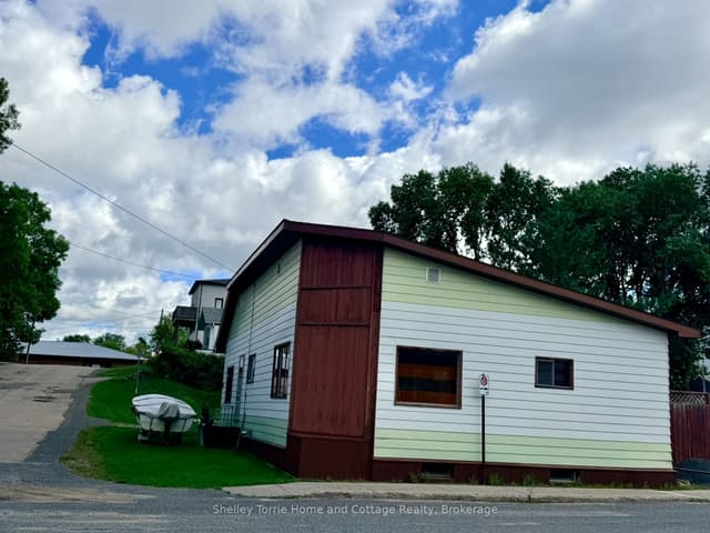 Detached at 613 Front Street, Kenora, ON P0X 1C0