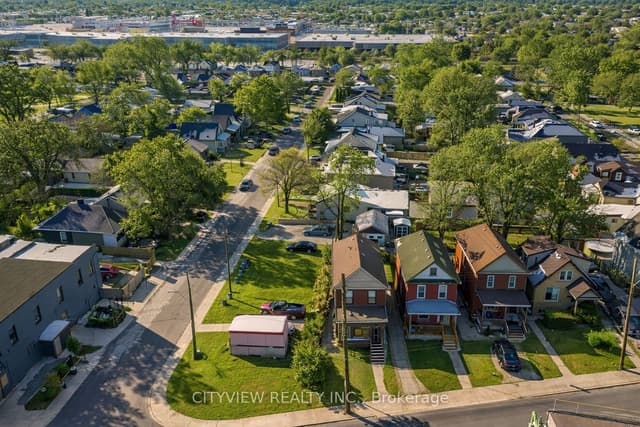 Detached at 382 Beach Road, Hamilton, ON L8H 3K5