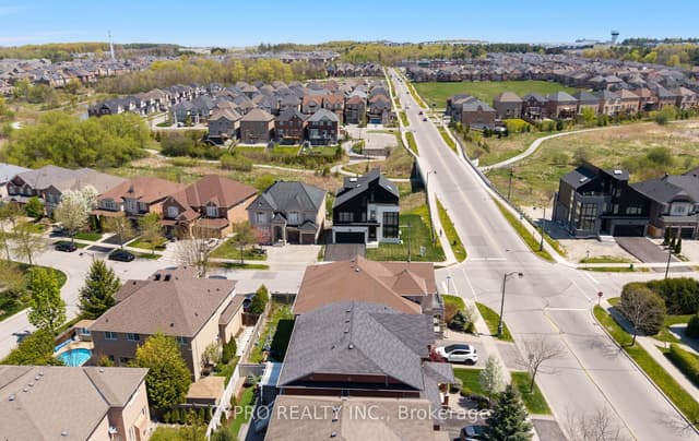 Detached at Aurora, ON