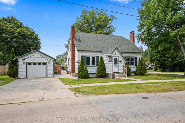 Detached at 695 John Street N, Gravenhurst, ON P1P 1E6