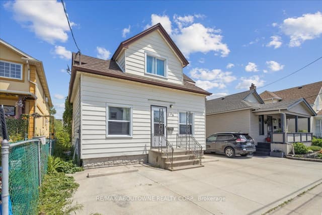 Detached at 26 Vine Street S, St. Catharines, ON L2M 4T2