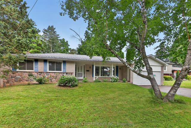 Detached at 975 Cresthampton Lane, Mississauga, ON L5H 2X2