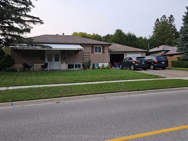 Detached at 1 Foreht Crescent, Aurora, ON L4G 3E7