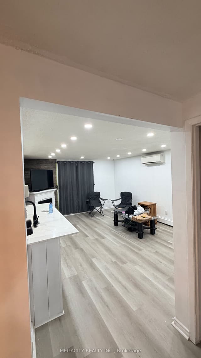 Detached at 14 Chesterton Lane upper portion, Guelph, ON N1E 6T1