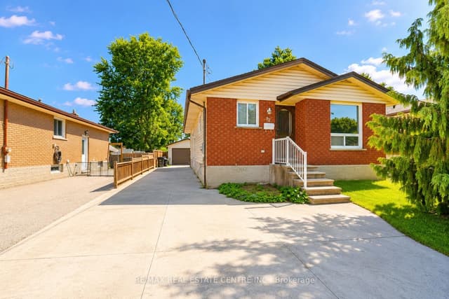Detached at 82 Elmwood Avenue, Cambridge, ON N1R 4Y4