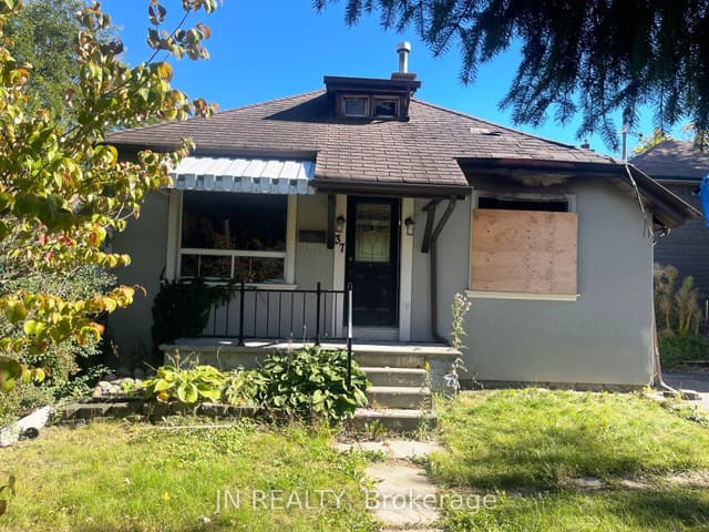Detached at 37 Rosedale Avenue W, Brampton, ON L6X 1K3