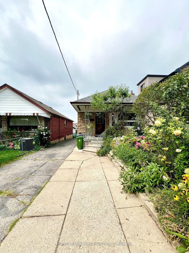 Upper Level at 354 Kane Avenue Main, Toronto, ON M6M 3P4, Toronto W03