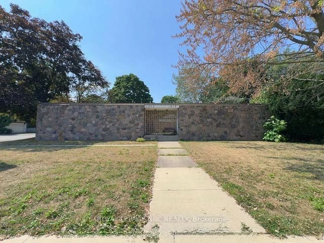 Duplex at 4213/4207 4213/4207 Drummond Road, Niagara Falls, ON L2E 6C2