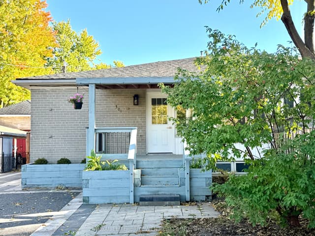 Semi-Detached at 301 Axminster Drive Main, Richmond Hill, ON L4C 2W3