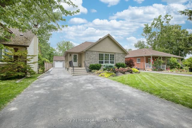 Detached at 6021 Montrose Road, Niagara Falls, ON L2H 1L4