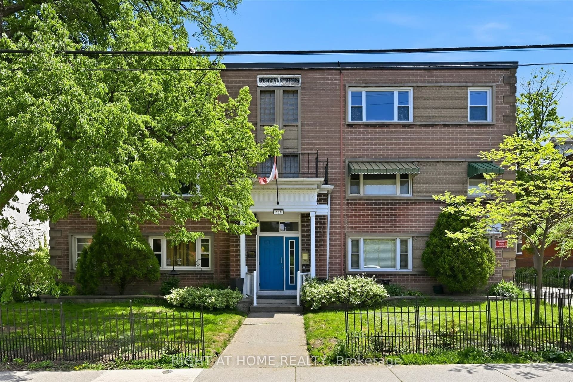 Suite 28, Unit 28 · 137 Emerald St S