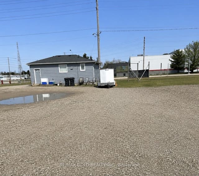 Detached at 455 South Edgeware Road, St. Thomas, ON N5P 4K6