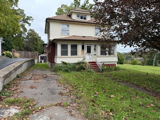Detached at 4445 John Street, Niagara Falls, ON L2E 1A4