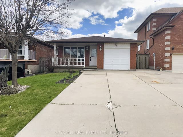 Detached at 7 Quincy Court, Hamilton, ON L8W 2T4