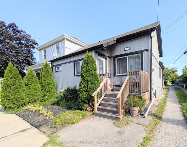 Detached at 7 CAMPBELL Avenue, Hamilton, ON L8L 2M7