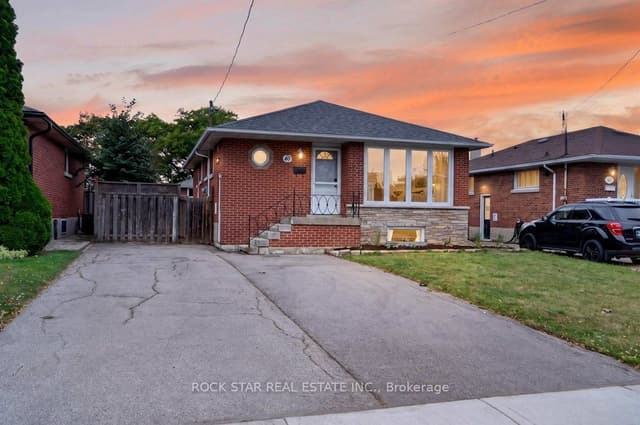 Detached at 40 Clarendon Avenue, Hamilton, ON L9A 3A1