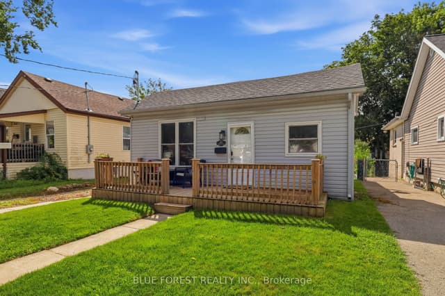 Detached at 35 Mackay Avenue, London South, ON N6J 2V1