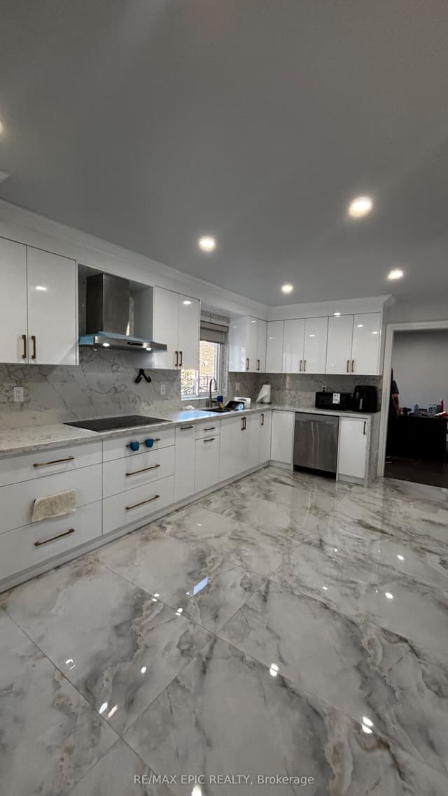 Detached at 24 Pipers Green Avenue, Toronto, ON M1S 3J8, Toronto E07