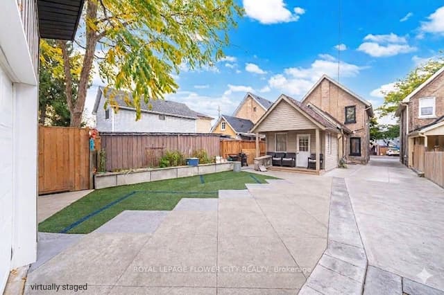 Detached at 10 Pearl Street, Brantford, ON N3T 3N4