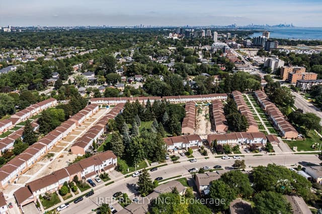 Condo Townhouse at 1055 Shawnmarr Road 43, Mississauga, ON L5H 3V2