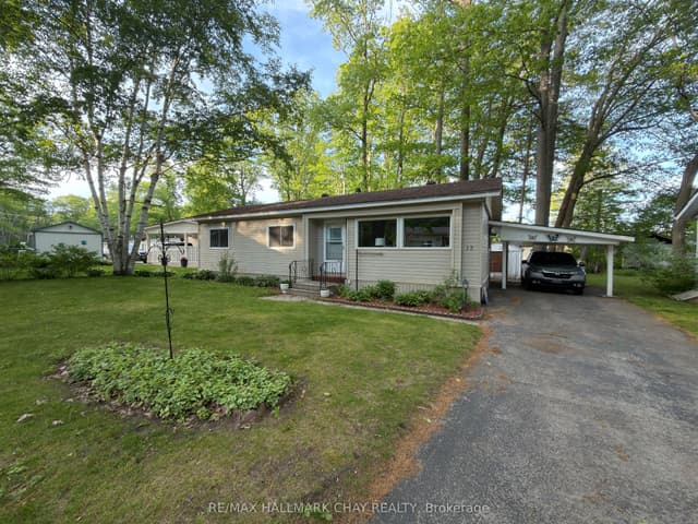 Detached at 13 Carruthers Street N, Wasaga Beach, ON L9Z 1K2