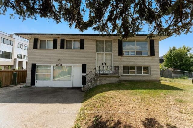 Detached at 225 16th Avenue, Richmond Hill, ON L4C 7A6