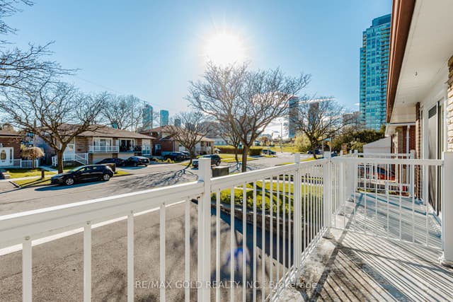 Semi-Detached at 38 Achill Crescent, Mississauga, ON L5B 1L1