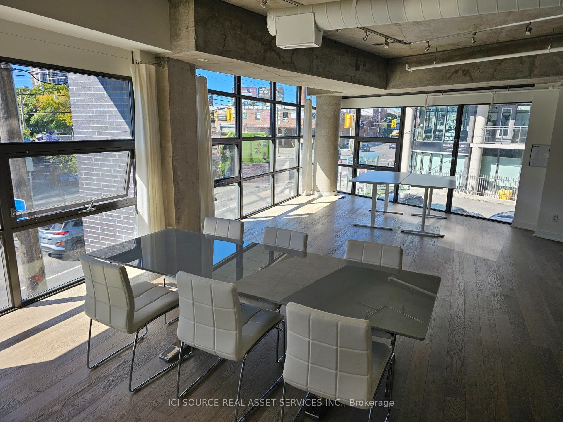 Unit 205, Unit 205 · 321 Carlaw Ave