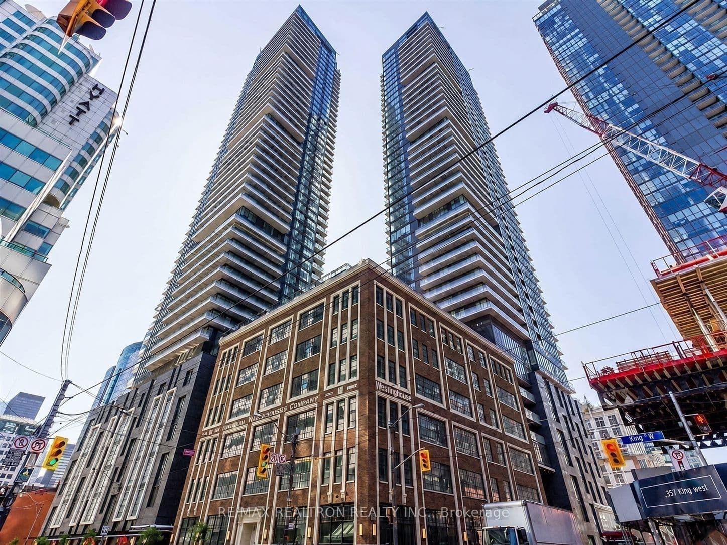Suite 2711 · Floor 27, Unit 2711 · 125 Blue Jays Way