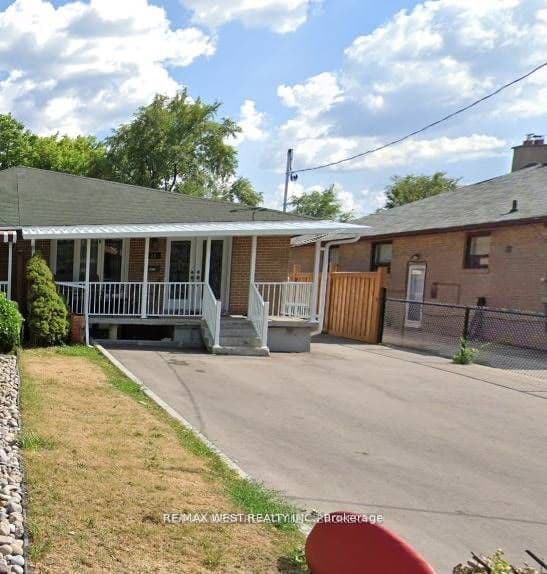Semi-Detached at 25 Coronado Court Upper, Toronto, ON M9M 1S6, Toronto W05