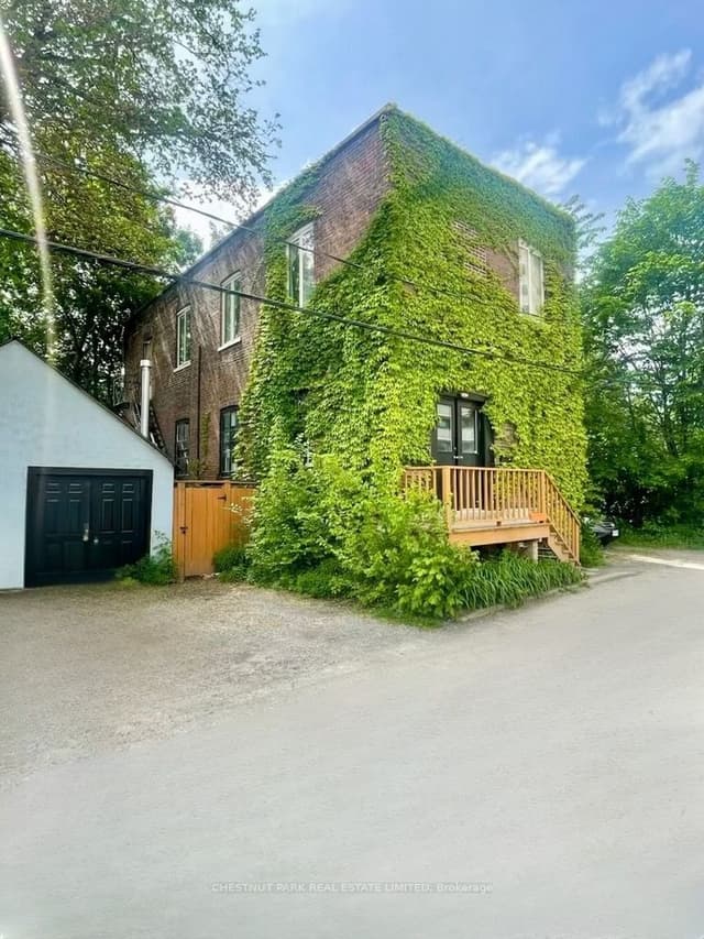 Triplex at 156 Sussex Mews, Toronto, ON M5S 2K1, Toronto C01