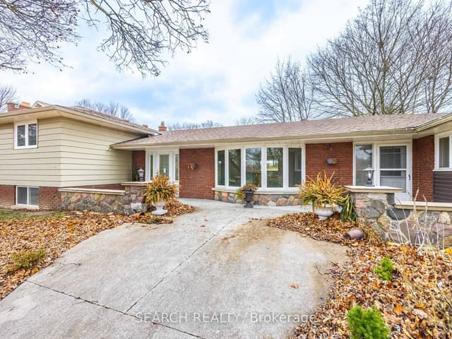 Detached at 41 Hamilton Drive, Newmarket, ON L3Y 3E7
