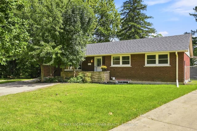 Detached at 8 EMMING Court, Hamilton, ON L9C 4A2