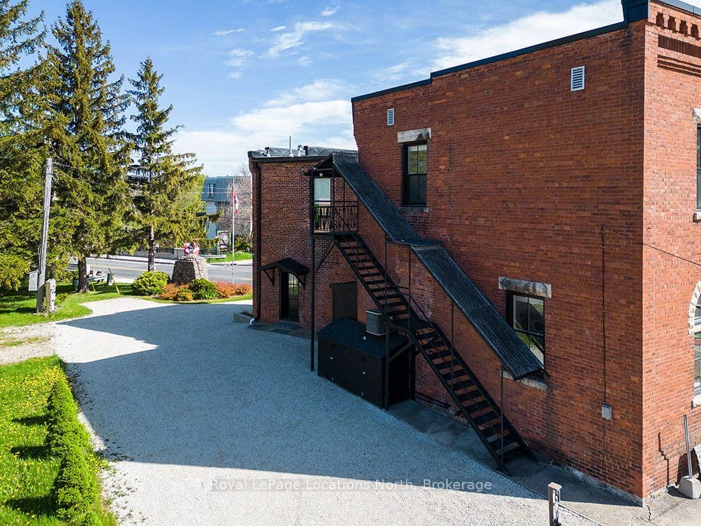 1 Bruce St N