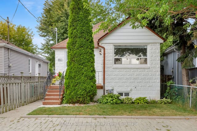 Detached at 851 Fourth Street, Mississauga, ON L5E 1J7