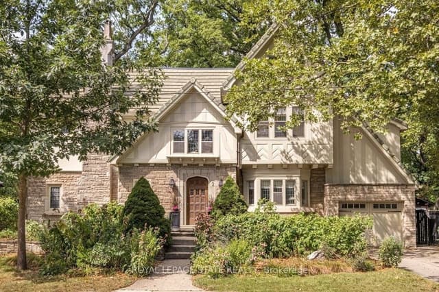 Detached at 2 Oak Knoll Drive, Hamilton, ON L8S 4C2