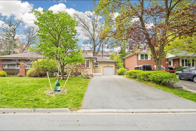 Detached at 3009 O'Hagan Drive, Mississauga, ON L5C 2C4
