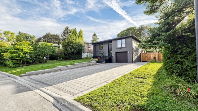 Detached at 332 Dixon Boulevard, Newmarket, ON L3Y 4V6