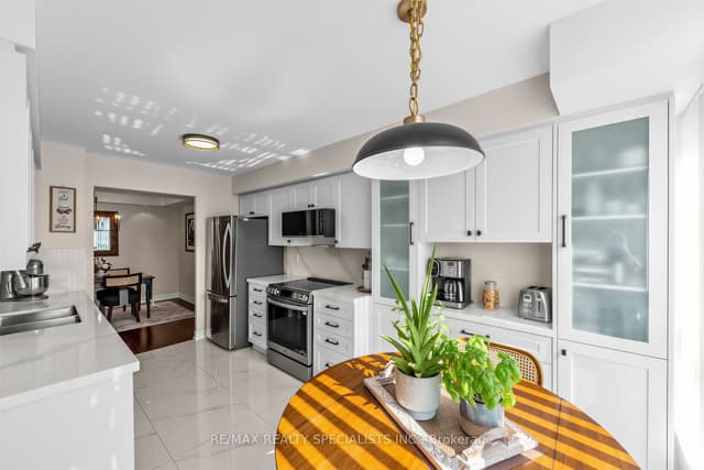 Condo Apartment at 2585 Erin Centre Boulevard 1005, Mississauga, ON L5M 6Z7