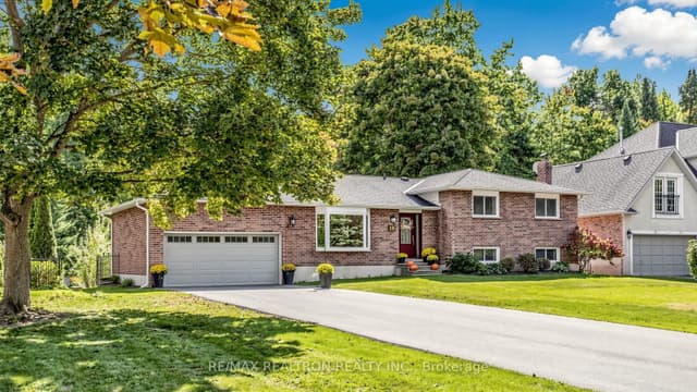 Detached at 19 Amberglen Court, East Gwillimbury, ON L9N 1J6