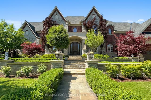 Detached at 2 Beau Court, Aurora, ON L4G 0H4