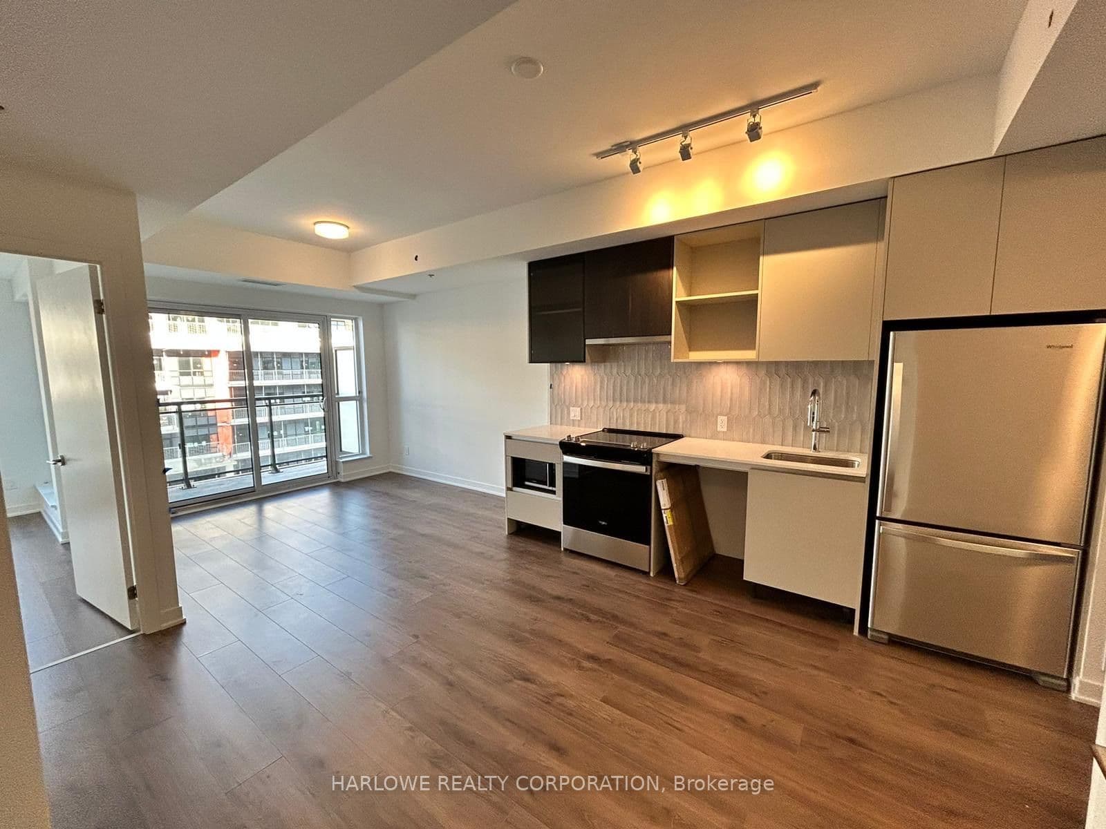Suite 816 · Floor 8, Unit 816 · 405 Dundas St W