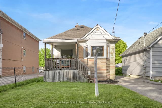 Detached at 121 Cromwell Avenue, Oshawa, ON L1J 4T5