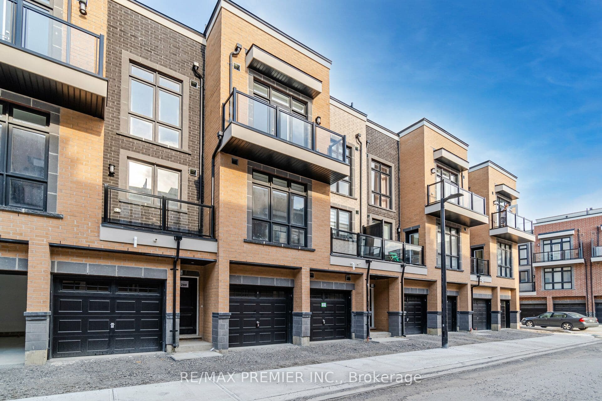12860 Yonge Street in L4E