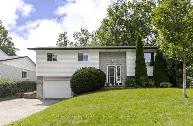 Detached at 931 Golfview Road, Peterborough, ON K9J 7W2