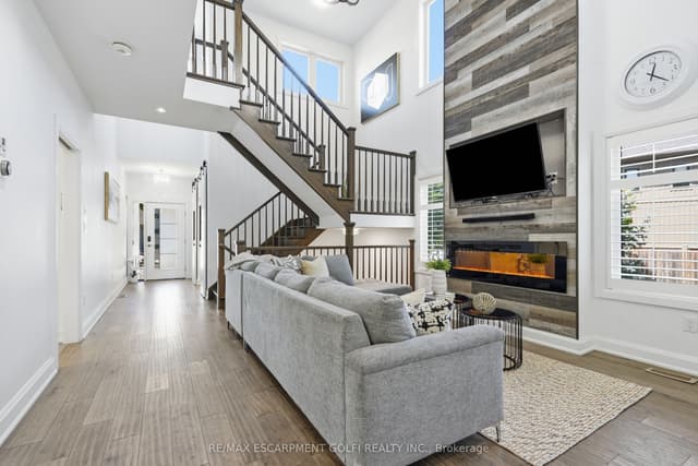 Detached at 16 Olde School Court, St. Catharines, ON L2N 0B1