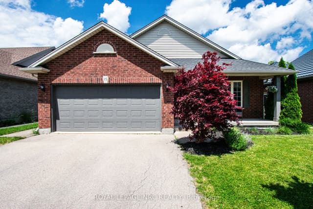 Detached at 15 Arlene Street, St. Catharines, ON L2S 4C9