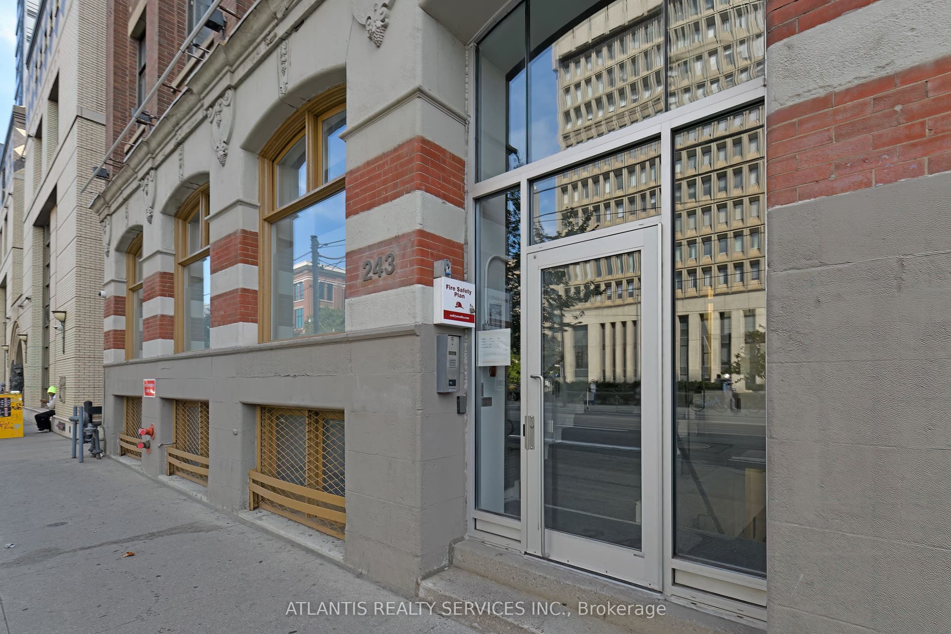 Unit Lower L, Unit Lower L · 243 College St