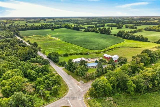 Detached at 7011 Dickenson Road E, Hamilton, ON L0R 1W0